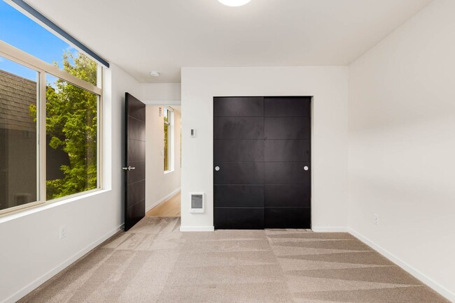 Building Photo - 3 Bedroom Stylish Modern Townhome in the Heart of Ballard