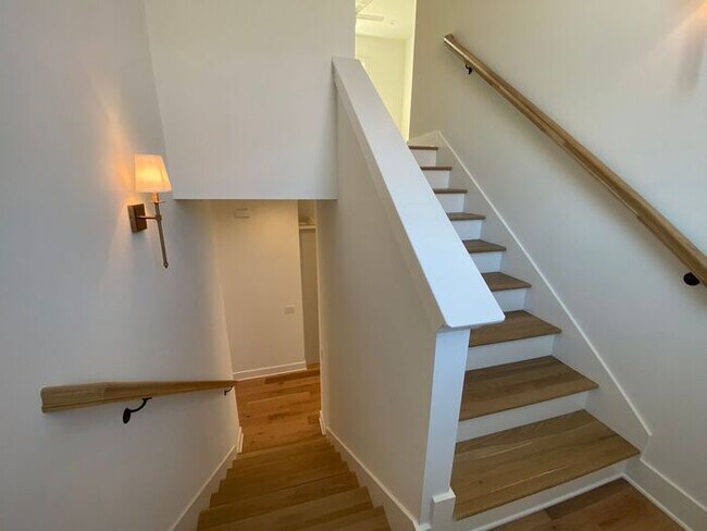 Building Photo - Luxury 4 Bed 3 Bath - 4 Minutes from Downt...