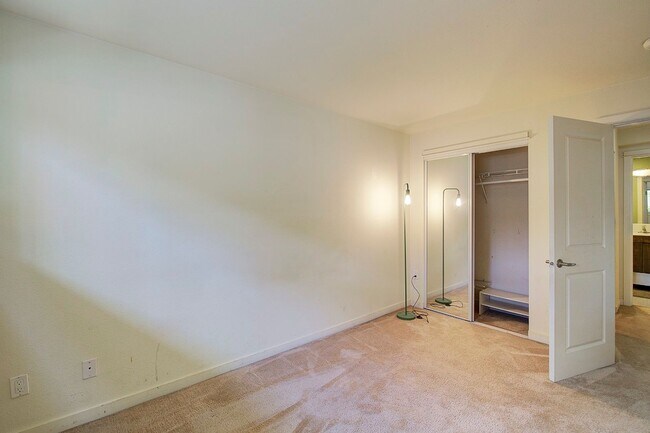 Building Photo - 2bd/1.75ba Bellevue Condo