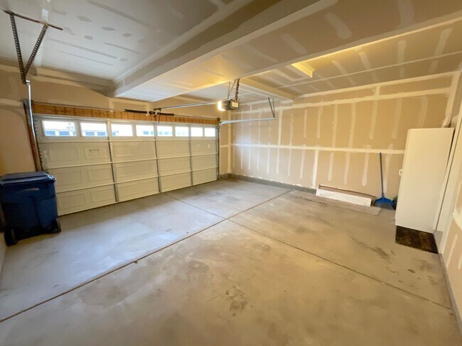 Building Photo - 3 Bedroom Townhome Available Near Barnes Rd & Peterson Rd!