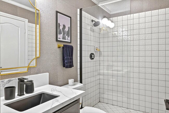 Building Photo - 10 Colonial Dr