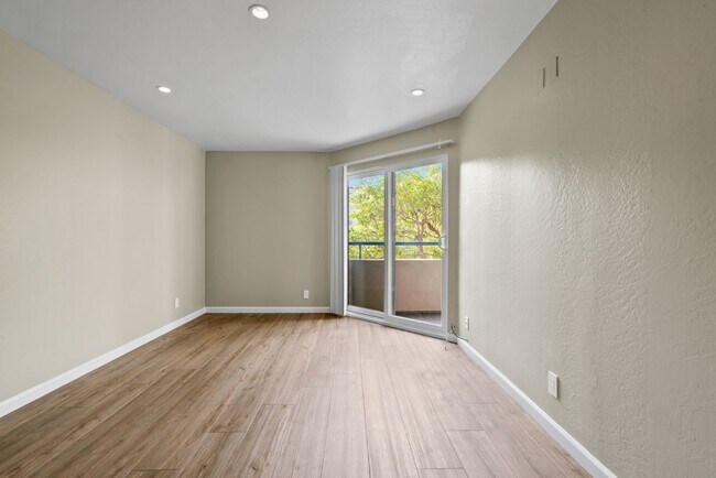 Building Photo - Cutest Condo on the Market!