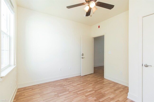 Building Photo - 2 br, 1 bath Triplex - 1501 MASTER ST Unit 3