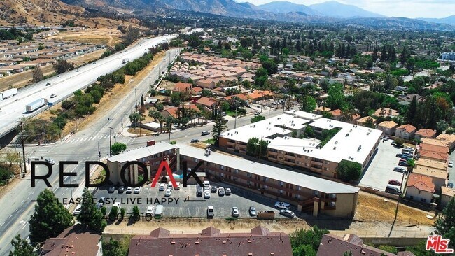 Building Photo - MOVE-IN SPECIAL! Lovely One Bedroom with C...