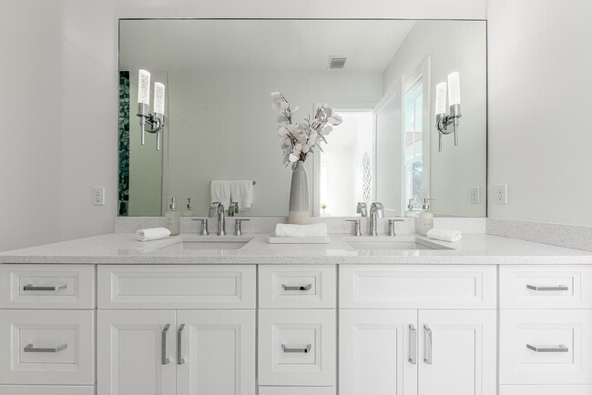 Building Photo - 4674 SE Manatee Way