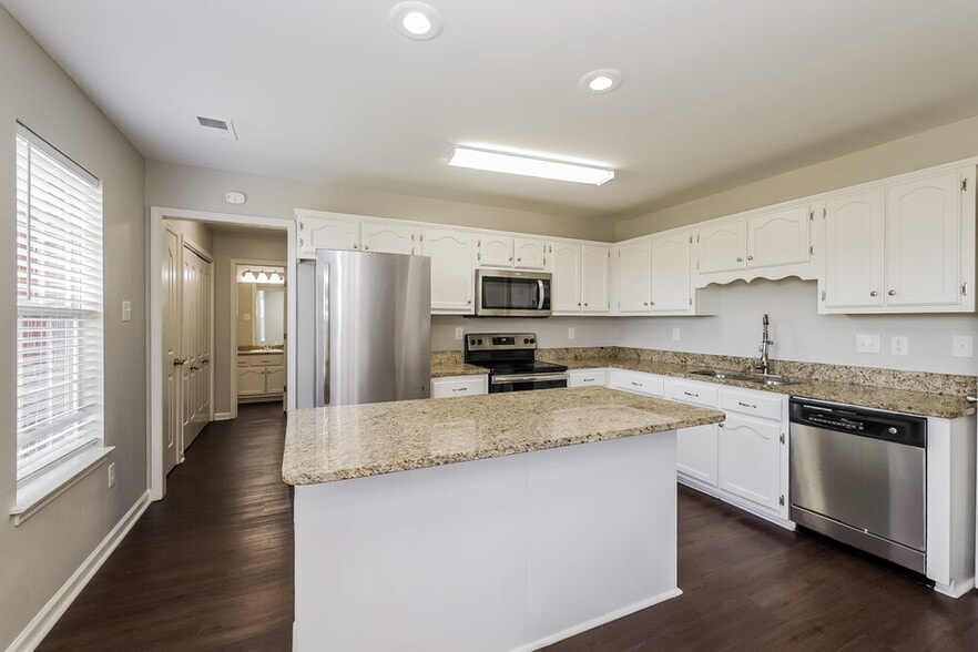 Building Photo - 906 Lakemont Dr