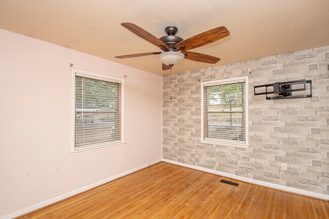 Building Photo - 3813 Hillside Dr