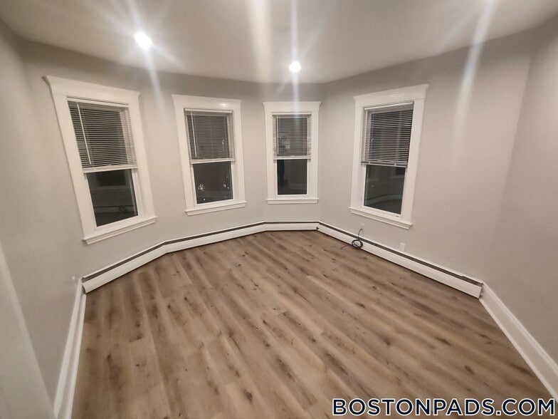 Building Photo - 42 Fenton St