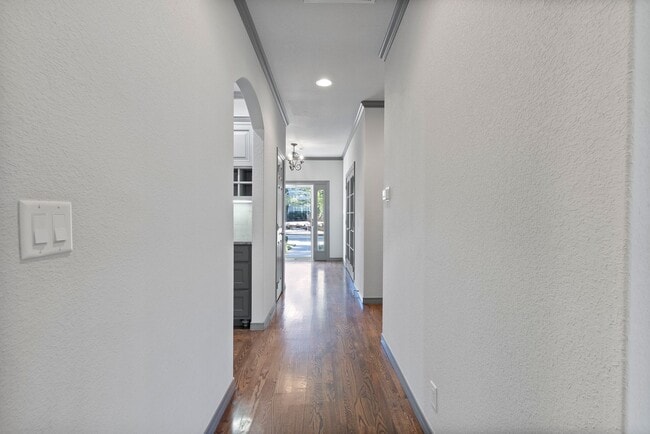Building Photo - Luxury Living in a Gated Community