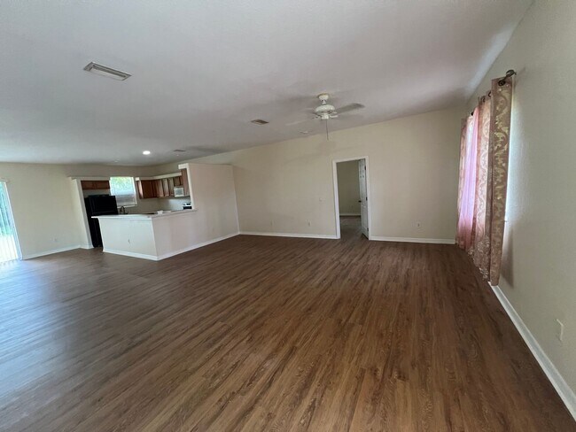 Building Photo - Available 9/15/26 -- $1,650 ** 3 Bed / 2 Bath * Single Family Home