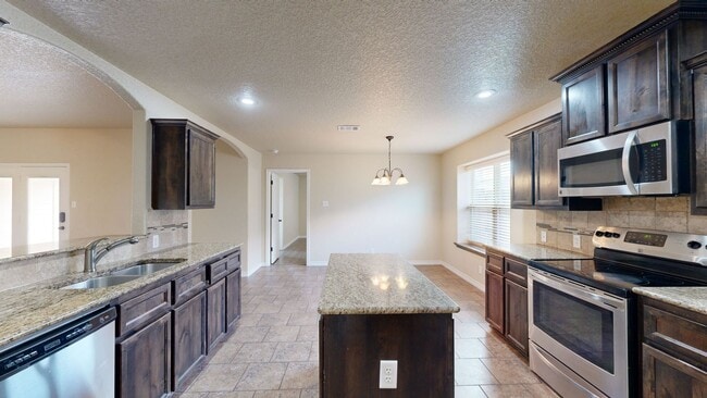 Building Photo - 2 WEEKS FREE RENT + $1,895 ONE STORY 4 BEDROOM WITH 3 FULL BATHS