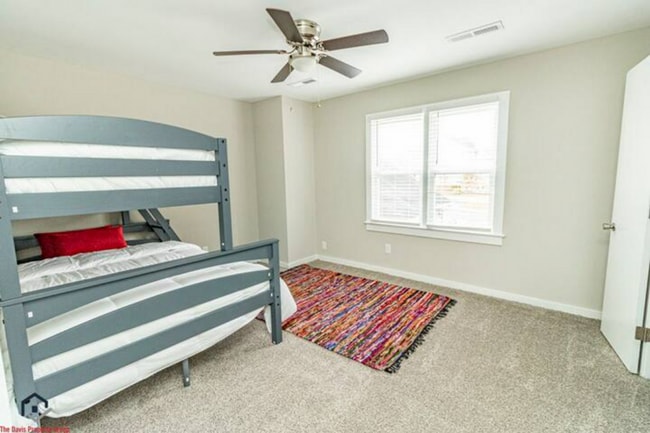 Building Photo - Townhouse with 2 bedrooms and 1.5 bathrooms in Willow Oaks