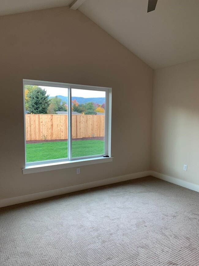 Building Photo - 3 Bedroom 2 Bath Single Family home with L...