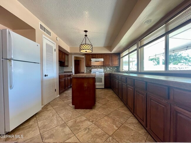 Building Photo - 9004 Lait Dr