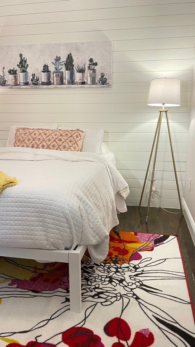 Building Photo - 2504 Rae Dell Ave