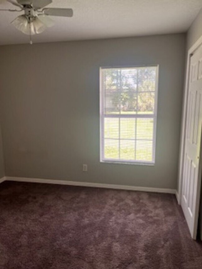 Building Photo - Three Bedroom Two bath