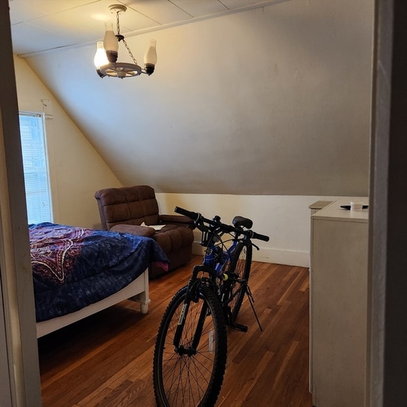 Building Photo - 213 Lincoln St