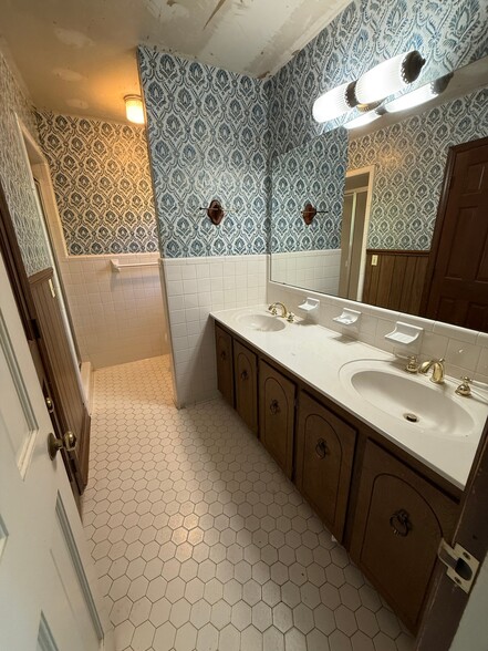 Building Photo - 1009 Temple St