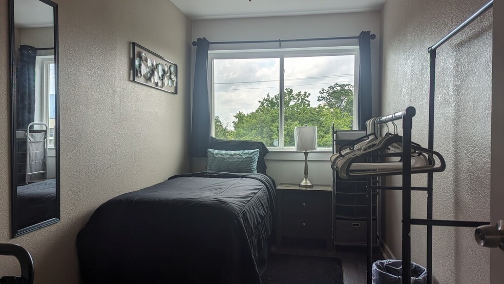 Building Photo - 2203 Tierwester St