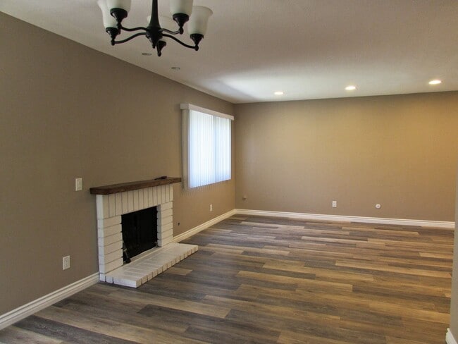 Building Photo - Gorgeous Private  Townhome on Cul-de-Sac--...