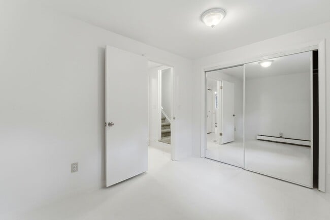 Building Photo - Beautiful 5-bed, 3.5 bath townhome steps from hiking trails and West Pearl St