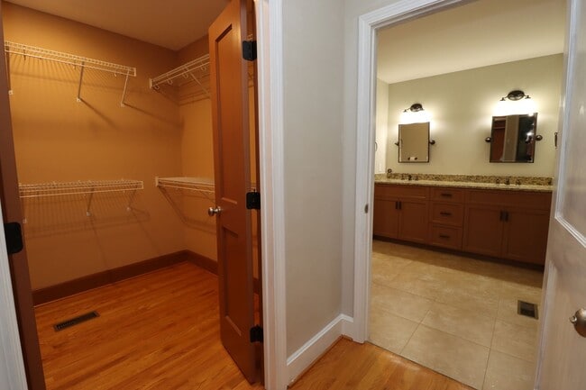 Building Photo - Updated 3 bedroom 2.5 bath home in Sherwood Forest