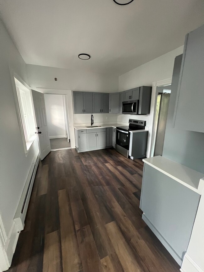 Building Photo - 185 Maple St