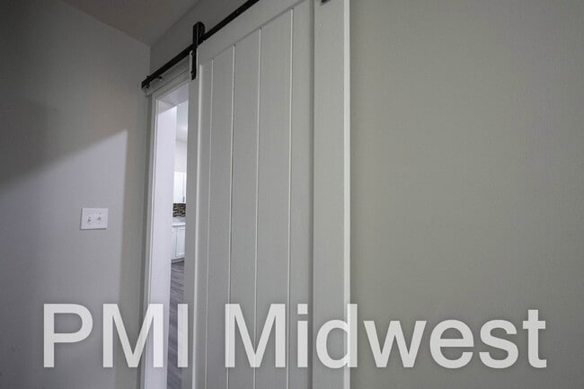 Building Photo - 925 N Sheffield Ave