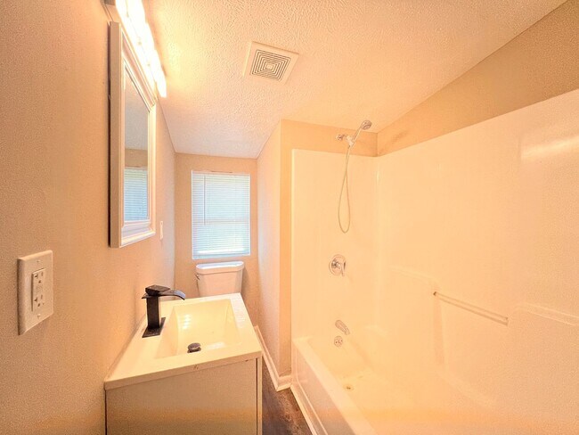 Building Photo - 4-bedroom 2 full bathroom
