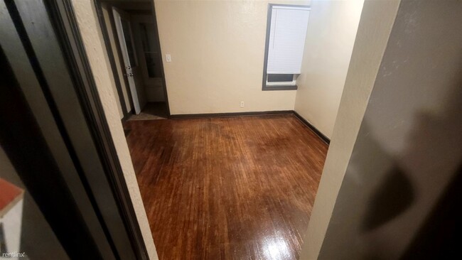 Building Photo - 2 br, 1 bath 4plex - 401 North Dewey Stree...