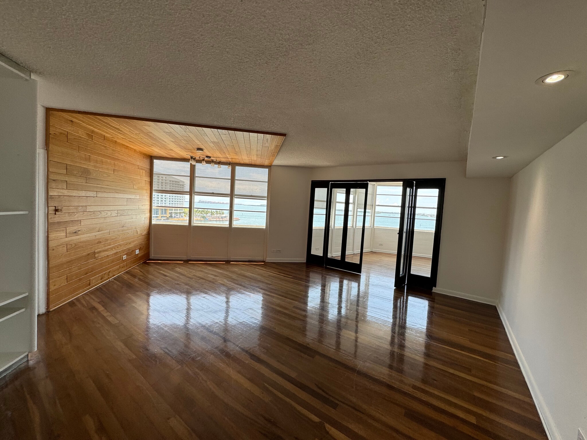 Building Photo - 905 Brickell Bay Dr