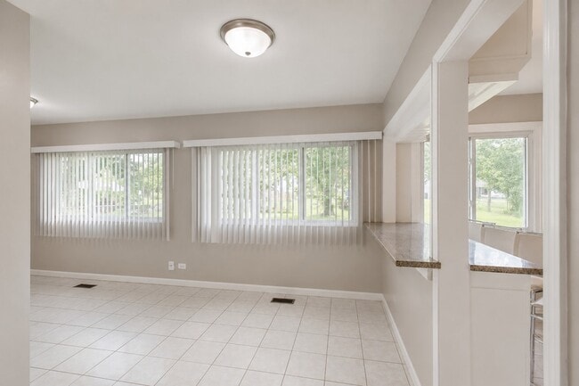 Building Photo - 6847 Hawthorne Ln