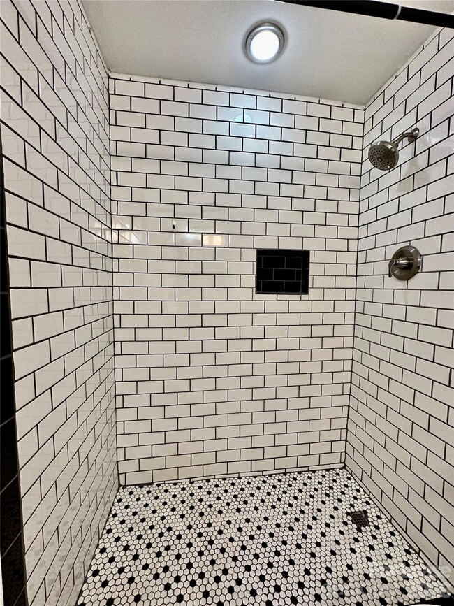 Building Photo - 229 N Poplar St