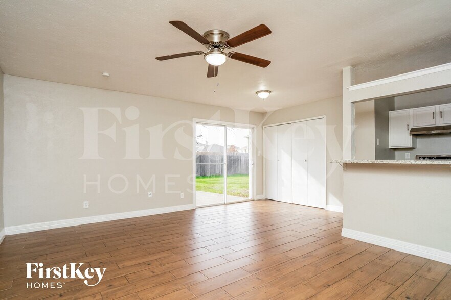 Building Photo - 7000 Wildbriar Ct E