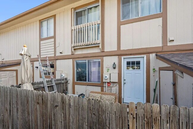 Building Photo - 2567 Rainbow Dr