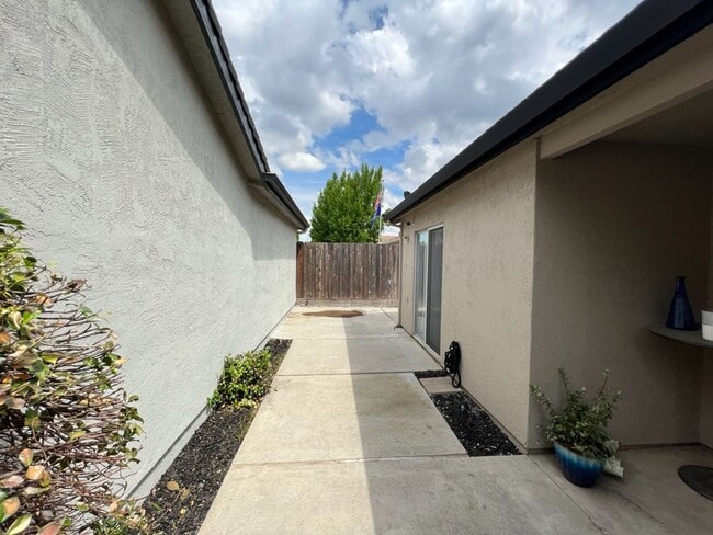 Building Photo - Two bedroom patio home located in NW Modesto!