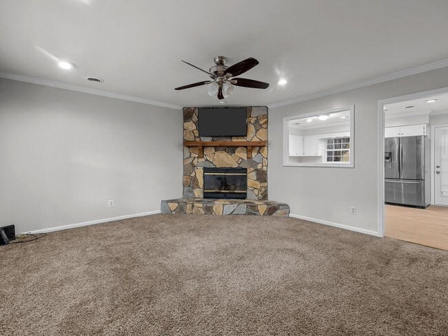 Building Photo - Charming 2BR/1.5BA Townhouse – Pets Welcom...