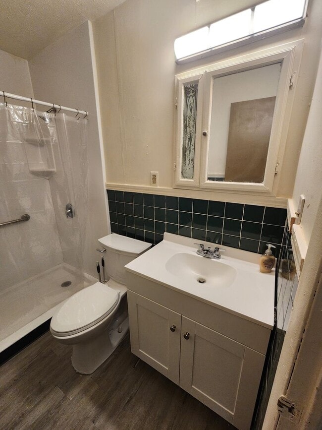 Building Photo - 4 Bedroom Clean House For Rent