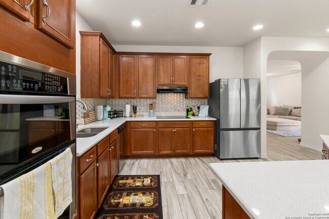 Building Photo - Charming Home Awaits: Spacious & Modern Li...