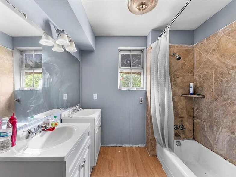 Building Photo - 2405 Summit Dr