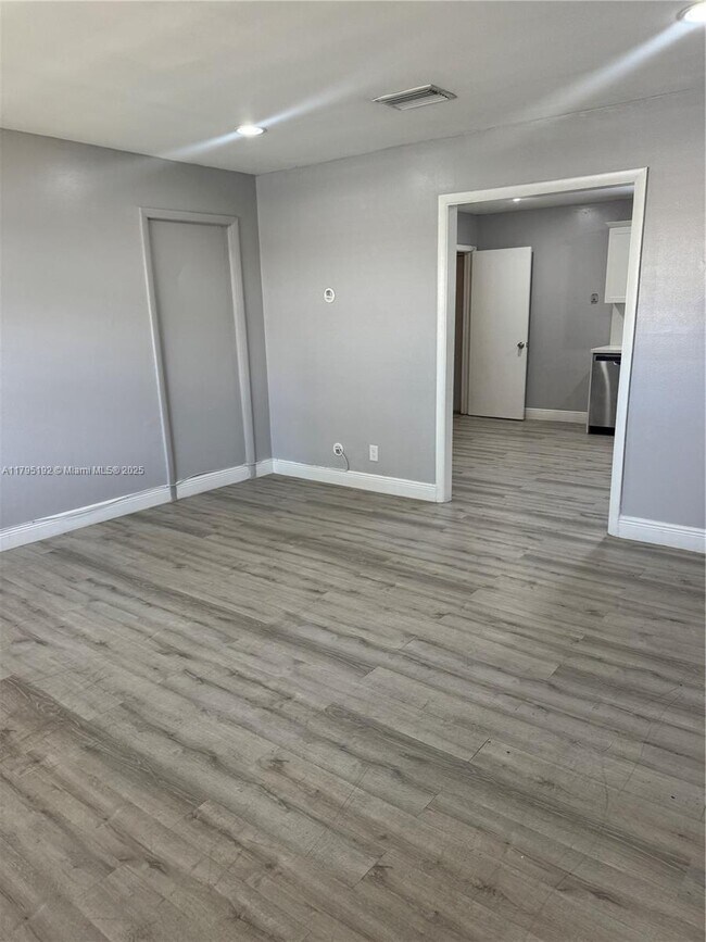 Building Photo - 2 bedroom in Hallandale FL 33009
