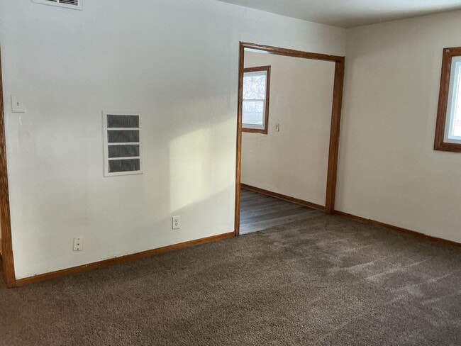 Building Photo - 2 bedroom single family home