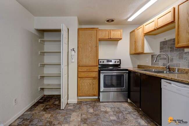 Building Photo - Charming 3 Bedroom Ranch Style Condo in Ea...