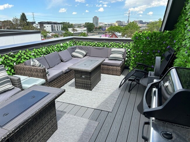 Building Photo - 3735 Kalamath St