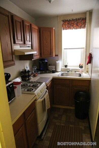 Building Photo - 463 Park Dr