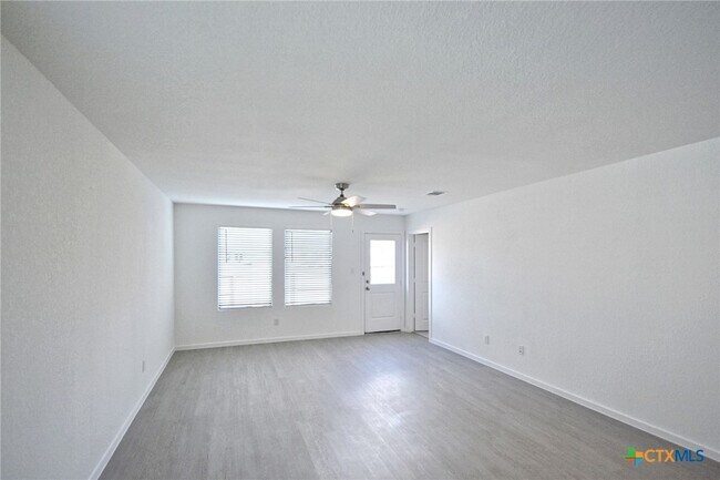 Building Photo - 3744 Axis Hl St