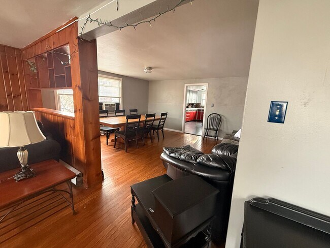 Building Photo - 110 N Gill St