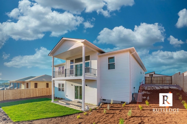 Building Photo - East Medford Cedar Links Living