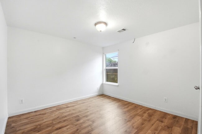 Building Photo - 111 Thunder Basin Dr