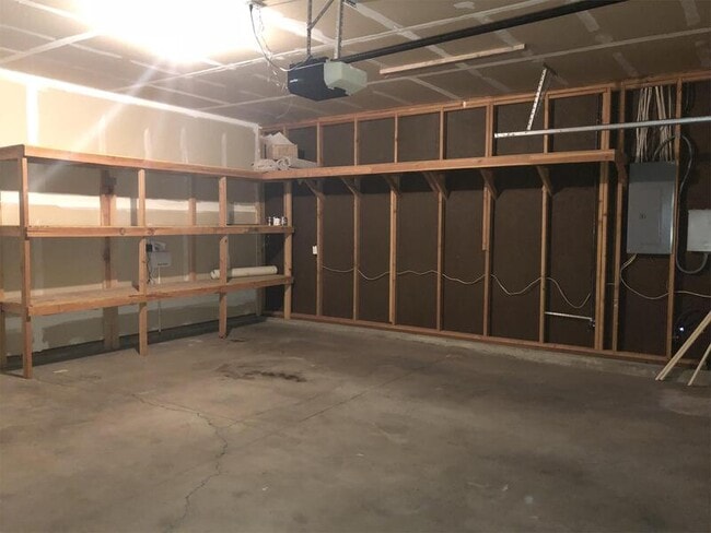 Building Photo - 944 NW Oak Pl